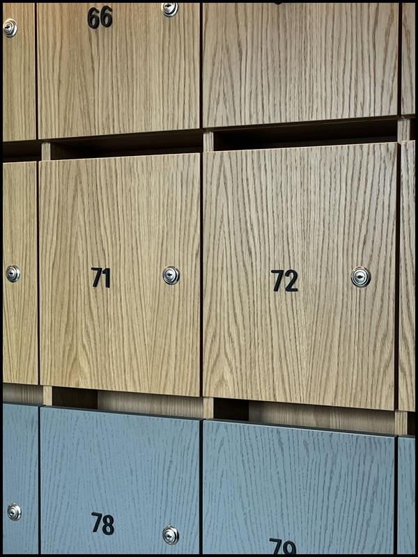 Vertikala postlådor i trä